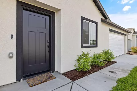 Exterior - 725 James Ave, Corcoran, CA 93212 photo 4 of 9
