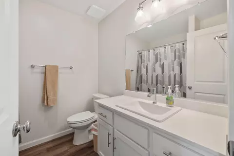 Bath - 725 James Ave, Corcoran, CA 93212 photo 1 of 3