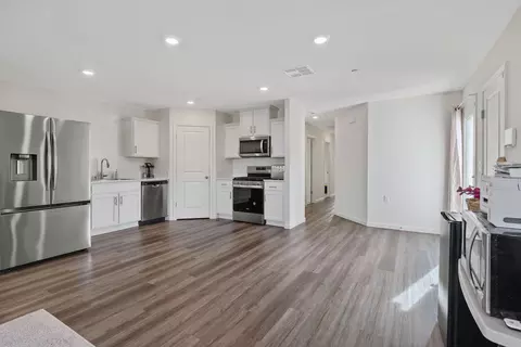 Entry Way - 725 James Ave, Corcoran, CA 93212 photo 4 of 7
