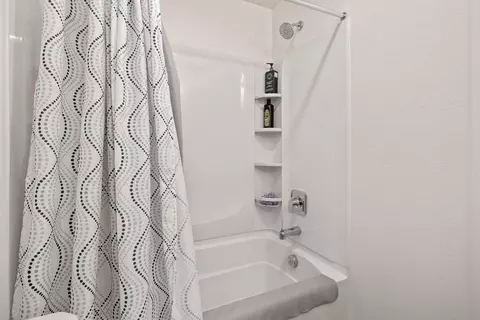 Bath - 725 James Ave, Corcoran, CA 93212 photo 3 of 3