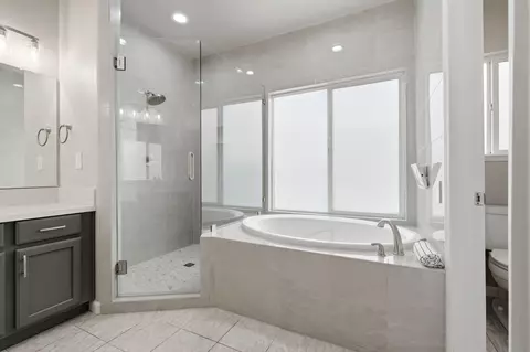Bath - 1497 Persimmon St, Lemoore, CA 93245 photo 3 of 5