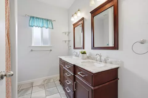 Bath - 1497 Persimmon St, Lemoore, CA 93245 photo 1 of 5