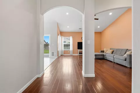 Entry Way - 1497 Persimmon St, Lemoore, CA 93245 photo 1 of 5