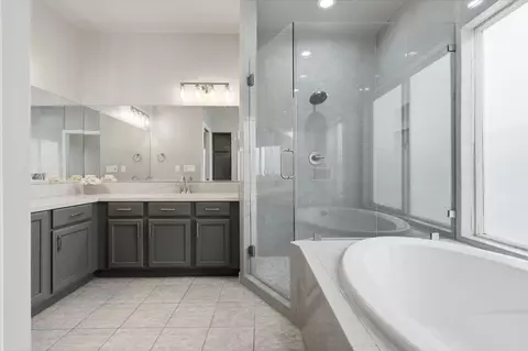 Bath - 1497 Persimmon St, Lemoore, CA 93245 photo 4 of 5