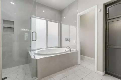 Bath - 1497 Persimmon St, Lemoore, CA 93245 photo 5 of 5