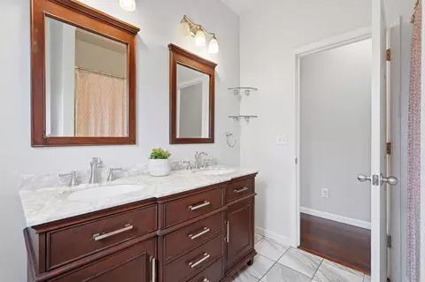 Bath - 1497 Persimmon St, Lemoore, CA 93245 photo 2 of 5