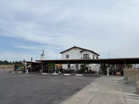 26300 N Mooney, Tulare, CA 93274