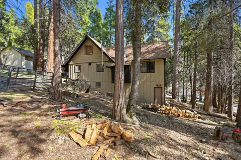 Exterior - 1833 James Dr, Springville, CA 93265 photo 3 of 8