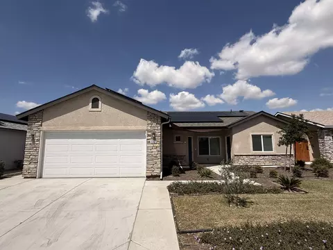 682 W Pin Oak Ave, Porterville, CA 93257