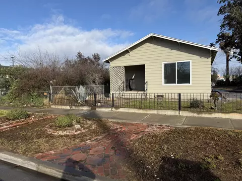 208 W 2nd St, Hanford, CA 93230