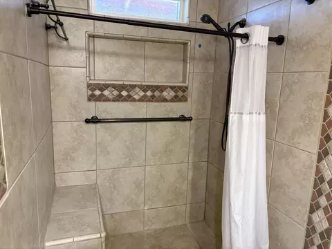 Bath - 808 Vine St, Exeter, CA 93221 photo 4 of 4