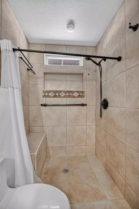 Bath - 808 Vine St, Exeter, CA 93221 photo 1 of 5