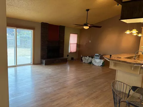 Living - 808 Vine St, Exeter, CA 93221 photo 1 of 2