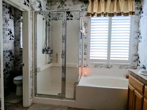 Bath - 3827 E Harter Ct, Visalia, CA 93292 photo 4 of 5