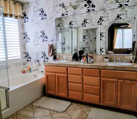 Bath - 3827 E Harter Ct, Visalia, CA 93292 photo 2 of 5