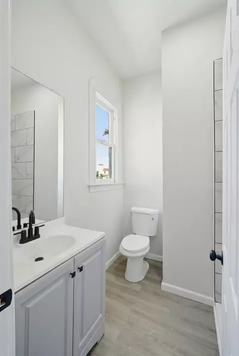 Bath - 121 Elm St, Hanford, CA 93230 photo 3 of 4