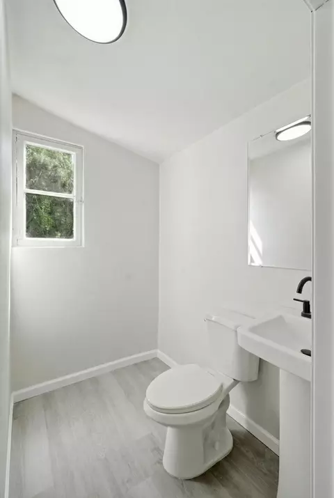 Bath - 121 Elm St, Hanford, CA 93230 photo 1 of 4