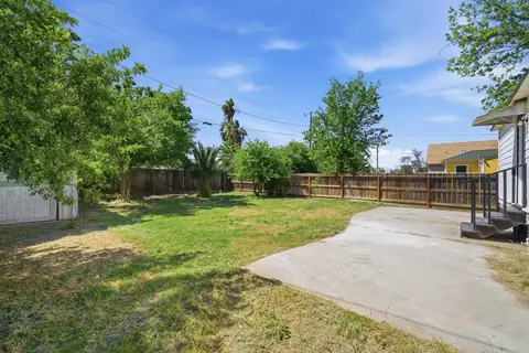 Exterior - 121 Elm St, Hanford, CA 93230 photo 5 of 7