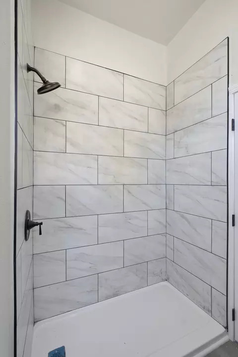 Bath - 121 Elm St, Hanford, CA 93230 photo 4 of 4