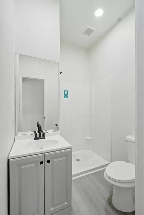 Bath - 121 Elm St, Hanford, CA 93230 photo 2 of 4