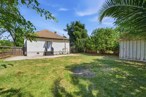 Exterior - 121 Elm St, Hanford, CA 93230 photo 6 of 7