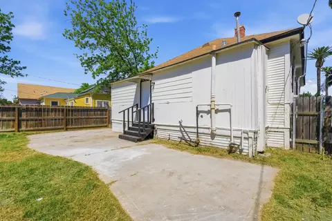 Exterior - 121 Elm St, Hanford, CA 93230 photo 3 of 7