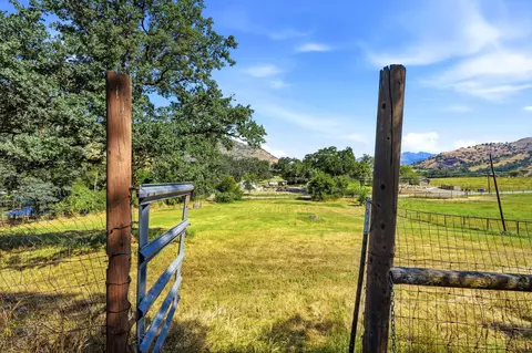 Exterior - 40716 Old Three Rivers Rd, Three Rivers, CA 93271 photo 6 of 24