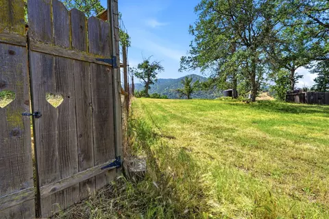 Exterior - 40716 Old Three Rivers Rd, Three Rivers, CA 93271 photo 21 of 24