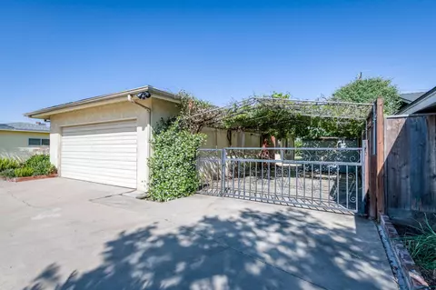 636 N Newton Dr, Dinuba, CA 93618