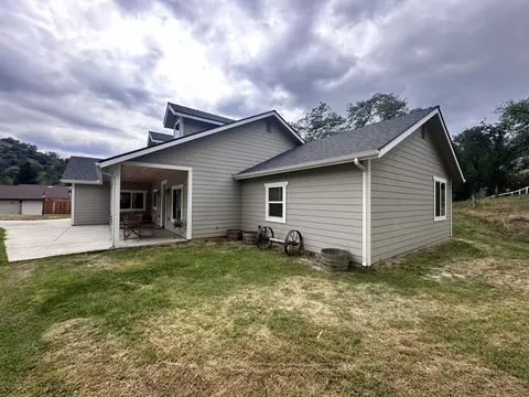 Exterior - 41955 Black Oak Dr, Three Rivers, CA 93271 photo 5 of 5