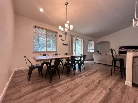Dining - 41955 Black Oak Dr, Three Rivers, CA 93271 photo 2 of 2