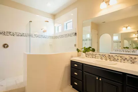 Bath - 3636 Elberta Cir, Dinuba, CA 93618 photo 5 of 5