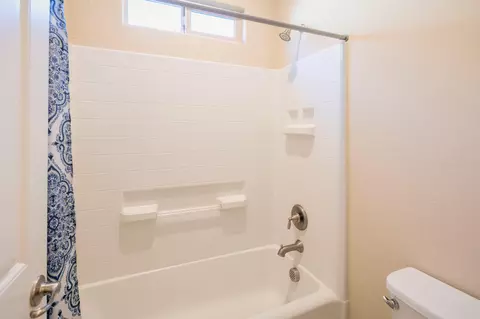 Bath - 3636 Elberta Cir, Dinuba, CA 93618 photo 2 of 5