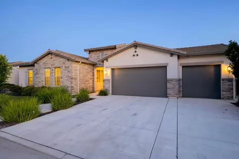 Exterior - 3636 Elberta Cir, Dinuba, CA 93618 photo 4 of 26
