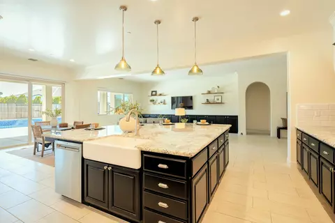 Kitchen - 3636 Elberta Cir, Dinuba, CA 93618 photo 6 of 7