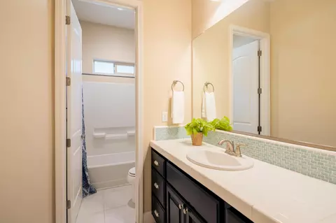 Bath - 3636 Elberta Cir, Dinuba, CA 93618 photo 1 of 5