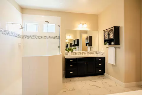 Bath - 3636 Elberta Cir, Dinuba, CA 93618 photo 4 of 5