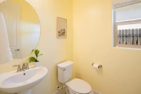 Bath - 3636 Elberta Cir, Dinuba, CA 93618 photo 3 of 5