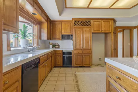 Kitchen - 315 Valley View Dr, Exeter, CA 93221 photo 4 of 7