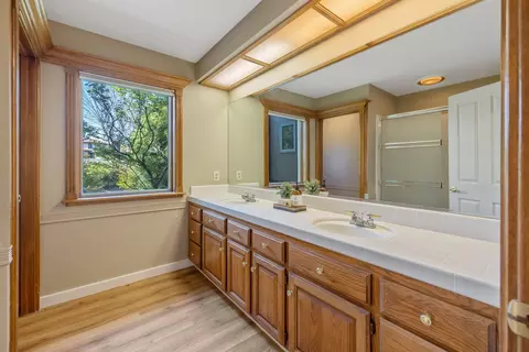 Bath - 315 Valley View Dr, Exeter, CA 93221 photo 2 of 9