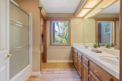 Bath - 315 Valley View Dr, Exeter, CA 93221 photo 1 of 9