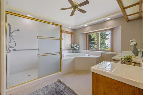 Bath - 315 Valley View Dr, Exeter, CA 93221 photo 5 of 9