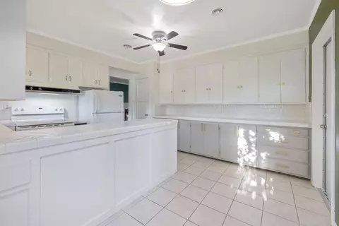 Kitchen - 8518 12th Ave, Hanford, CA 93230 photo 4 of 5