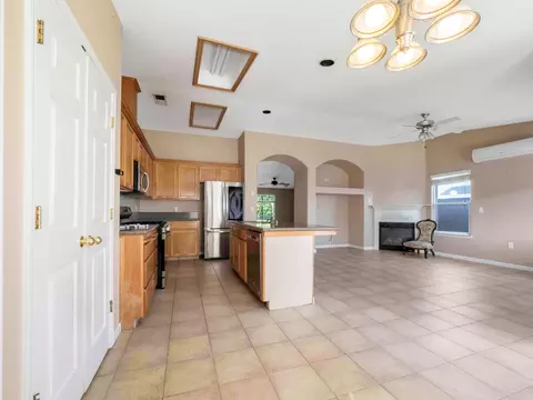Living - 697 Leta Mae Ct, Exeter, CA 93221 photo 4 of 7