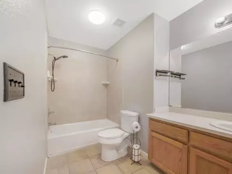 Bath - 697 Leta Mae Ct, Exeter, CA 93221 photo 2 of 5