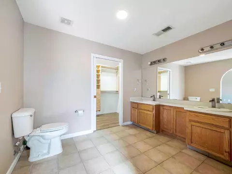 Bath - 697 Leta Mae Ct, Exeter, CA 93221 photo 4 of 5