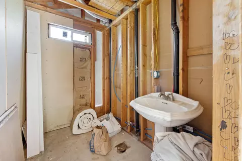 Bath - 533 S E St, Exeter, CA 93221 photo 2 of 2