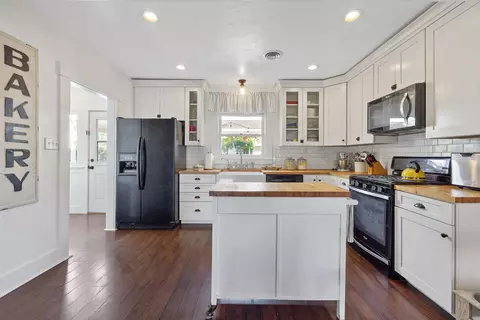 Kitchen - 533 S E St, Exeter, CA 93221 photo 4 of 5