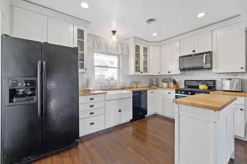 Kitchen - 533 S E St, Exeter, CA 93221 photo 2 of 5