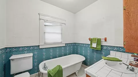 Bath - 104 N Orange Ave, Exeter, CA 93221 photo 2 of 4